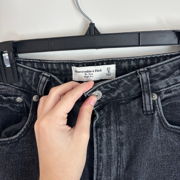 Abercrombie & Fitch High Rise Mom Jean Black Size 27 / 4 Short - Picture 9 of 11